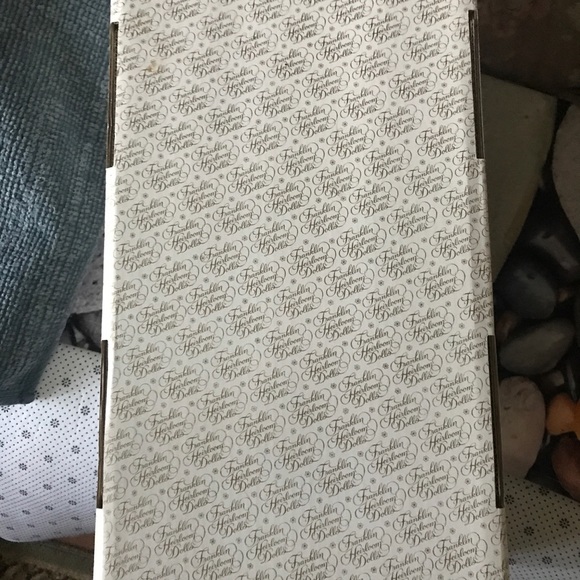 Stunning, brand new PERFECT Marilyn Monroe doll, never removed from her box! - Picture 10 of 11